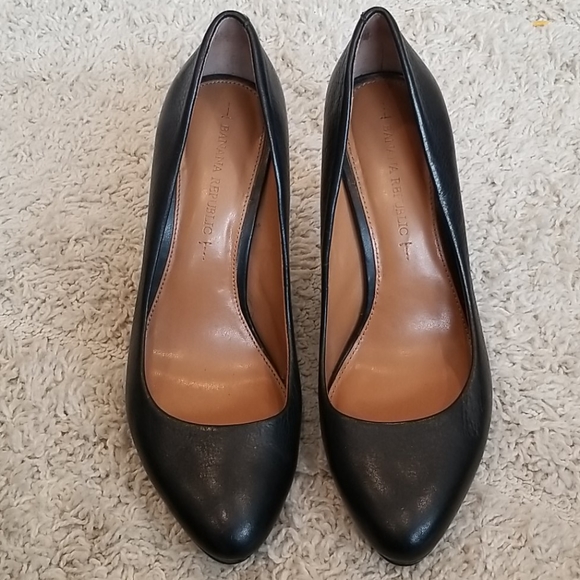 Banana Republic black leather pumps - Picture 2 of 4
